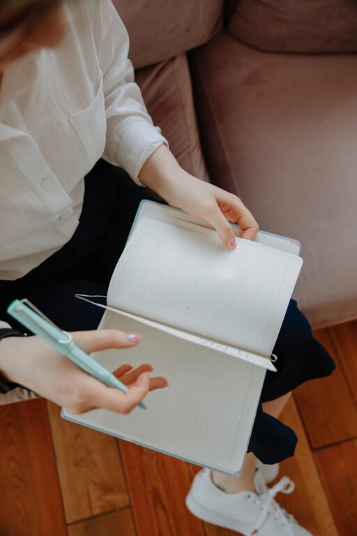 Beginner Guide to Journaling Every Day for a Happier Mind